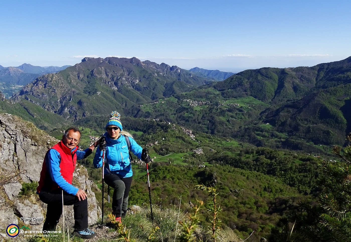 52 Scendiamo la cresta con vista in Val Taleggio ed oltre.JPG -                                